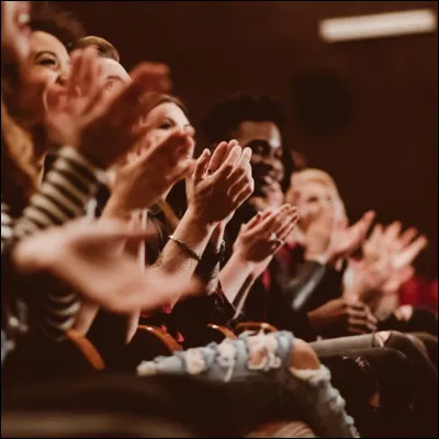 Quel mot le public utilise-t-il pour exprimer son admiration à la fin d'une représentation théâtrale ?