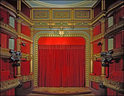 Au théâtre, quel terme désigne le côté droit de la scène du point de vue des spectateurs ?