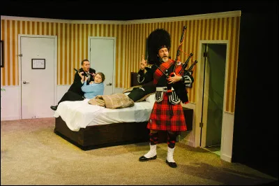 Comment appelle-t-on, au théâtre, un texte destiné à faire rire et reposant souvent sur des situations exagérées et des quiproquos ?