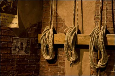 Quel terme désigne la pièce de bois ou de métal utilisée pour maintenir en position les toiles de scène dans le théâtre ?