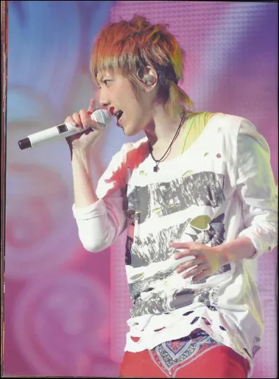 Comment se fait-il souvent appeler par ses fans et ses proches ?