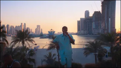 Complète les paroles de "Location" : 
"Toi t'as posé la caution (-tion), moi c'est plus une location (-tion)
Ils m'font les ches-ri du coin mais ils touchent les...".