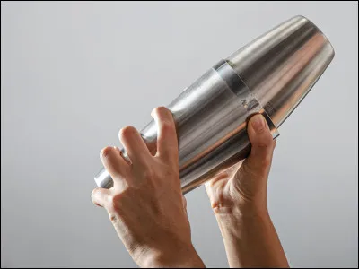 Quelle est la base verbale, forme au prétérit et participe passé du verbe « secouer » ?