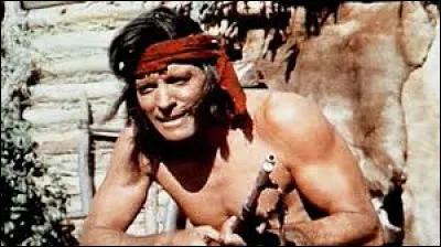 Aux côtés de Burt Lancaster (sur la photo), il joue le personnage dun Indien Apache dans un western de Robert Aldrich sorti en 1954. Quel est le nom du film ?