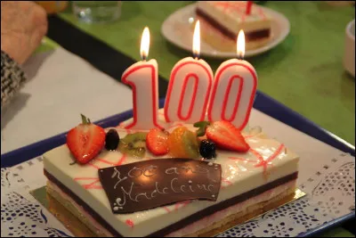 Qui chante "La Centenaire" en 2002 ?