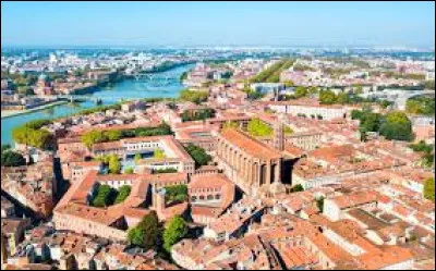 Laquelle de ces villes françaises est surnommée "La ville rose" ?