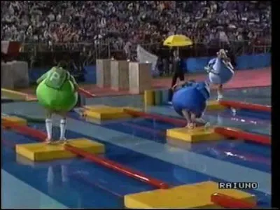 J - Quel était le nom de l'émission de télévision internationale diffusée entre 1965 et 1999, où des équipes de différents pays s'affrontaient dans des épreuves sportives et ludiques ?