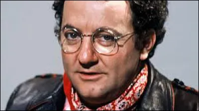 De qui Coluche parlait-il quand il a dit "Quand y a un avion qui s'écrase dans le monde, c'est sur ses pompes..." ?