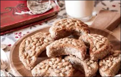 Quelle ville française a pour spécialité le pignolat de Nostradamus ?