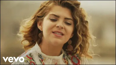 C - Quelle artiste française, connue pour son passage dans des émissions de télé-crochet, a aussi joué dans la comédie musicale Robin des Bois ?