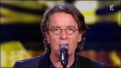 F - Quel célèbre chanteur français est connu pour ses chansons poétiques et ses ballades à la guitare, notamment "Je l'aime à mourir" ?