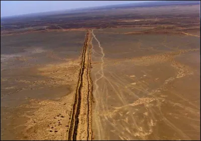 Quel pays ne possède que des frontières terrestres ?