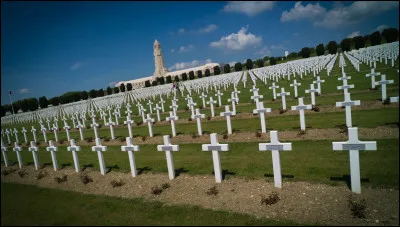 Quelle bataille de la Première Guerre mondiale, en 1916, est connue pour être l'une des plus longues et des plus meurtrières, avec des pertes considérables des deux côtés ?
