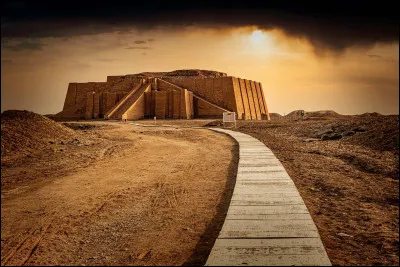 Dans la mythologie sumérienne, qui est considéré comme le roi légendaire ayant survécu au déluge universel ?