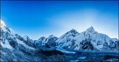 Quelle est la plus grande montagne du monde, mesurée du pied au sommet ?