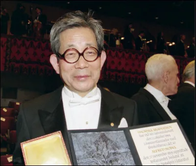 Prix Nobel de littérature en 1994, cet auteur japonais aborde des thèmes tels que la guerre et la condition humaine dans ses romans.