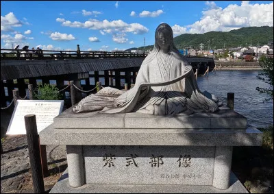 Qui est l'auteur de "Le Dit du Genji", considéré comme le premier roman au monde ?