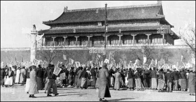 Quel mouvement littéraire a émergé en Chine au début du XXe siècle, rejetant la tradition ?