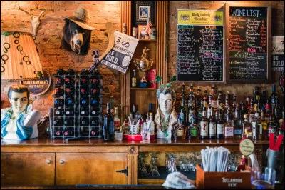 Tu passes devant un bar tabac. Que fais-tu ?