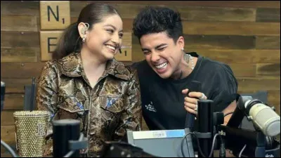 Quelle chanson chante-t-elle aux côtés de son ami, le chanteur Mario Bautista ?