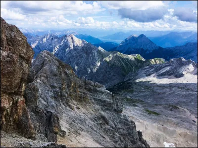 De quel pays le Zugspitze est-il le point culminant avec ses 2 962 mètres d'altitude ?