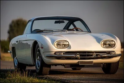 Quel est ce coupé sport première auto de ce constructeur en 1963 ?