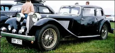 Qui est ce fabricant britannique qui a conçu en 1932 la SS1 ?