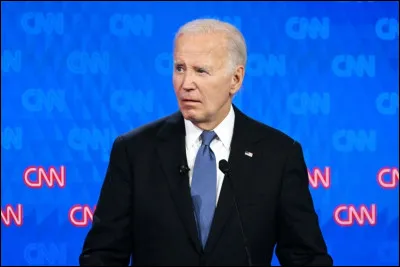 Quel candidat et ancien président américain a démissionné et laissé sa place à sa vice-présidente Kamala Harris en raison de son âge avancé et de ses absences ?