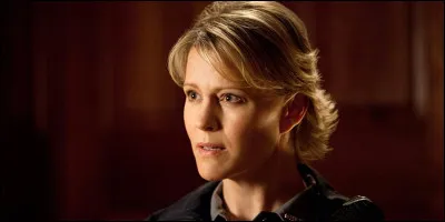 Comment Liz Forbes, la mère de Caroline, apprend-elle que Damon et Stefan sont en réalité des vampires ?