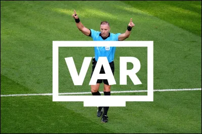 Dans le domaine du football, la VAR est une assistance vidéo à l'arbitrage.