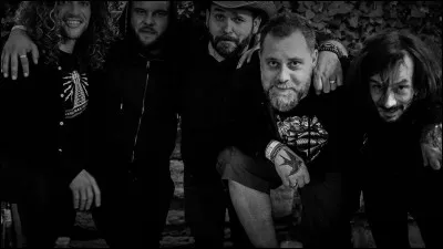 C'est un groupe français pas si connu qui s'est reformé. Saurais-tu trouver le nom de leur ancien groupe et le nom sous lequel ils se sont reformés ?