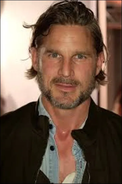 Qui est le propriétaire du centre équestre ?