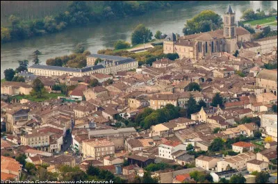 Quelle est cette petite ville de 4 300 habitants, situ&eacute;e dans le sud-est du d&eacute;partement en bordure de la Garonne ?