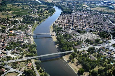 Quelle est cette petite ville de 2 600 habitants, ancienne bastide fond&eacute;e au XIIIe si&egrave;cle, situ&eacute;e en bordure de la Dordogne ?