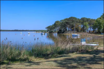 Quel est ce lac, d'une superficie de 5 800 ha, qui s'&eacute;tend parall&egrave;lement &agrave; la c&ocirc;te de l'oc&eacute;an Atlantique, sur 18 km de longueur ?