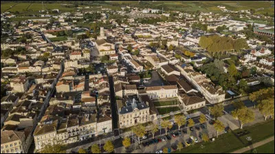 Quelle est cette petite ville de 5 000 habitants, situ&eacute;e sur la rive gauche de l'estuaire, en bordure d'une r&eacute;gion viticole r&eacute;put&eacute;e ?