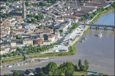 Quelle est cette ville, sous-pr&eacute;fecture de 24 500 habitants situ&eacute;e dans l'est du d&eacute;partement, au confluent de l'Isle et de la Dordogne ?