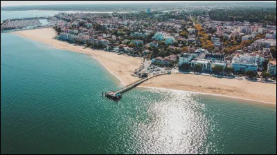 Quelle est cette ville, sous-pr&eacute;fecture et importante station baln&eacute;aire, qui forme avec ses voisines la deuxi&egrave;me agglom&eacute;ration du d&eacute;partement avec 69 000 habitants ?
