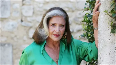 C'est une actrice et chanteuse qui a débuté sa carrière dans les années 50 :