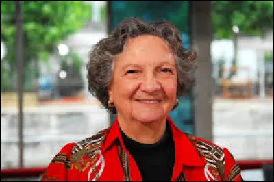 C'est une actrice qui a joué dans de nombreux films, séries télévisées et a également joué dans des pièces de théâtre :