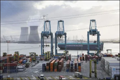 Peuplée de près de 550.000 habitants, cette ville est connue pour abriter le second port d'exportation d'Europe.