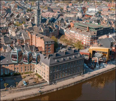 Cette ville se trouve au confluent de la Sambre et de la Meuse.