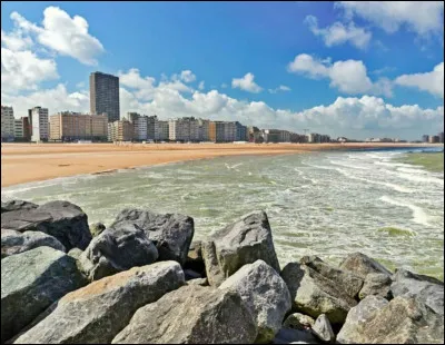 Connue pour sa longue plage, elle est la plus grande ville côtière de Belgique.