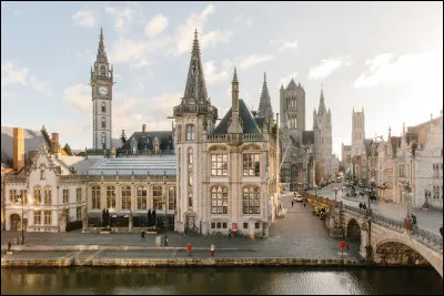 Chef-lieu de la Flandre orientale, cette ville se situe au confluent de l'Escaut et de la Lys.