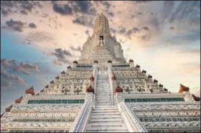 Dans quelle ville d'Asie est situé le temple Wat Arun ?