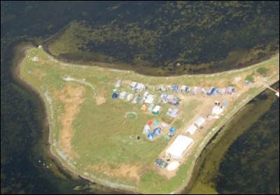 Voici à quoi ressemble Elleore, Royaume et monarchie constitutionnelle fondée sur une île par des profs en 1944 pour y établir un camp de vacances. Depuis le début, il y a eu 6 monarques. L'île accueille des rassemblements chaque année. Dans quel pays se situe-t-elle ?