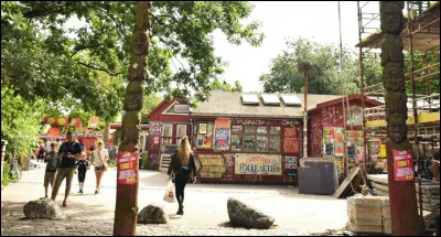 Cette micronation danoise de Copenhague a fonctionné de 1971 à 2013 comme micronation. Elle abrite des hippies et des squatters et est connue pour être un lieu de consommateurs de cannabis. Ce quartier accueille près d'un million de touristes chaque année. Quel est son nom ?