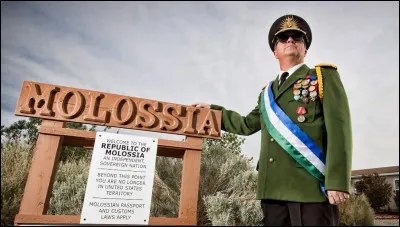 Aux États-Unis, près de Dayton, on peut visiter cette micronation parodique, la République de Molossia. Ce terrain possède son propre dictateur et est encore en guerre avec l'Allemagne de l'Est pourtant disparue. Il interdit également les épinards et lampes à incandescence ! Vous pouvez faire une visite guidée de 45 minutes à condition d'avoir un passeport ! Dans quel État se situe ce lieu ?
