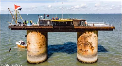 Sealand, ancienne plateforme militaire, a été reconvertie en principauté en 1967. Ici aussi, il y a un prince, et même des pièces frappées comme monnaie de la micronation. Au large de quel pays se situe-t-elle ?