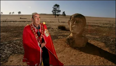 Cette célèbre principauté australienne accueille plusieurs dizaines de milliers de touristes par an. Elle imprime des passeports, a sa propre monnaie, ses propres timbres, son prince et son drapeau. Elle fut crée dans les années 1970 à cause de problèmes juridiques concernant l'argriculture. Quel est son nom ?